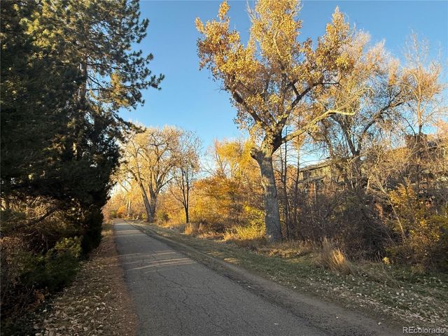 2575 S SYRACUSE Way 101, Denver, CO 80231