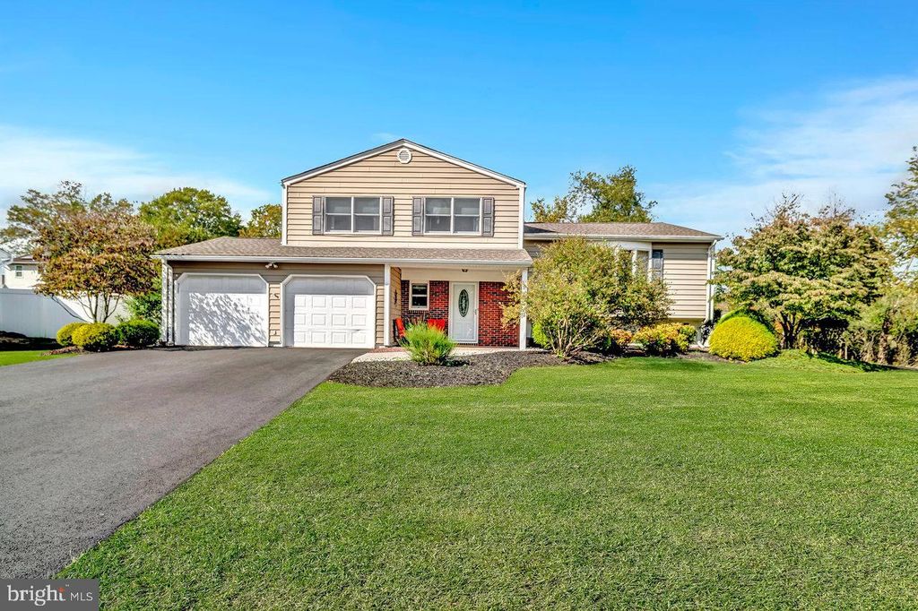 16 BARBARA ST, Kendall Park, NJ 08824