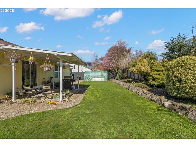 245 Se WILDWOOD Way, Myrtle Creek, OR 97457