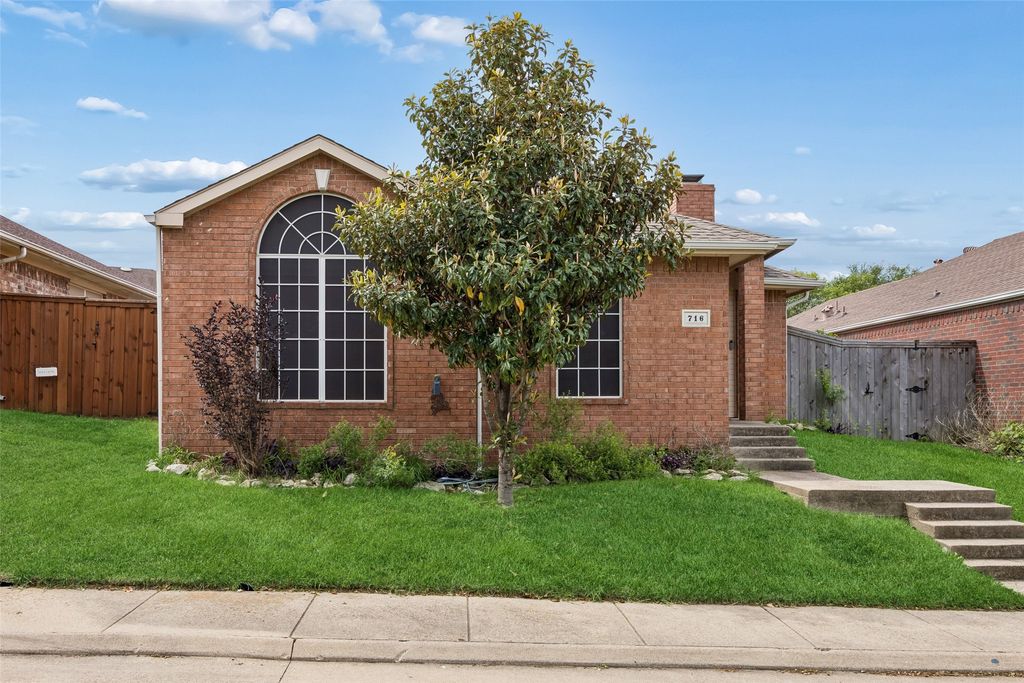 716 Ashbrook Drive, Desoto, TX 75115