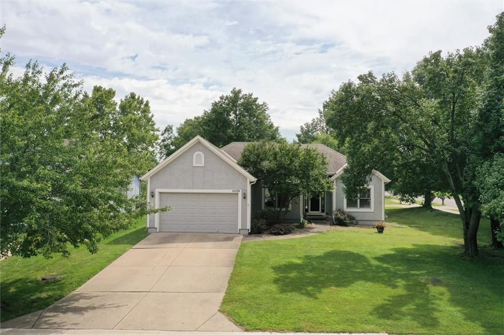 18299 W 155th Terrace, Olathe, KS 66062