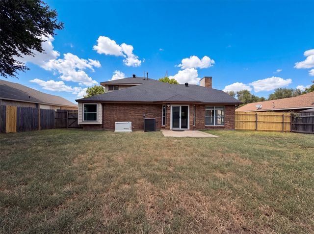 2831 Red Oak Drive, Grand Prairie, TX 75052