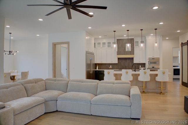 910 W 86th Street S, Tulsa, OK 74132