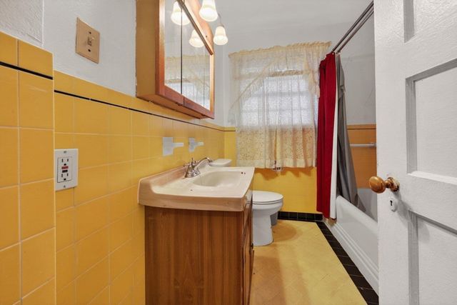 3400 3400 Mirasol Ave, Oakland, CA 94605