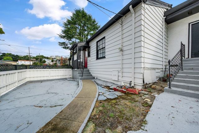 3400 3400 Mirasol Ave, Oakland, CA 94605