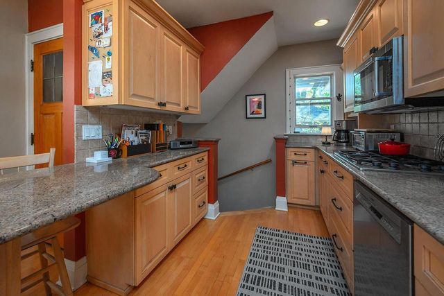 5074 N Hollywood AVENUE, Whitefish Bay, WI 53217