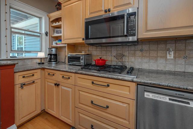 5074 N Hollywood AVENUE, Whitefish Bay, WI 53217