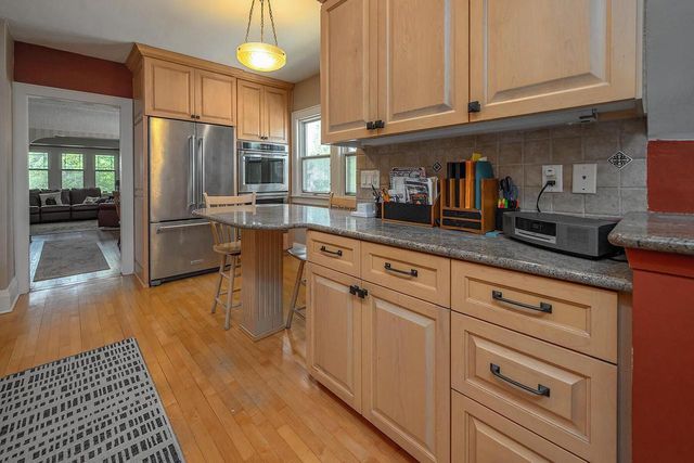 5074 N Hollywood AVENUE, Whitefish Bay, WI 53217