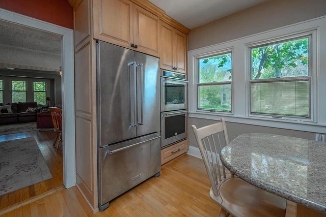 5074 N Hollywood AVENUE, Whitefish Bay, WI 53217