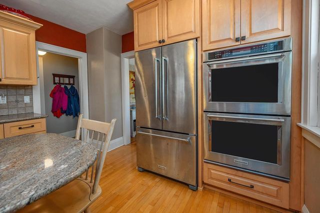5074 N Hollywood AVENUE, Whitefish Bay, WI 53217