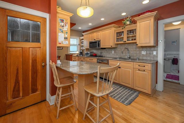 5074 N Hollywood AVENUE, Whitefish Bay, WI 53217