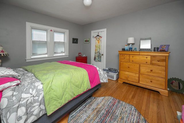 5074 N Hollywood AVENUE, Whitefish Bay, WI 53217