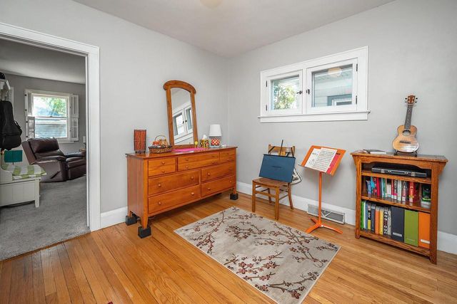 5074 N Hollywood AVENUE, Whitefish Bay, WI 53217