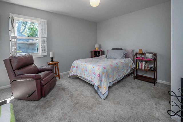 5074 N Hollywood AVENUE, Whitefish Bay, WI 53217