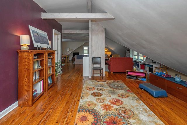 5074 N Hollywood AVENUE, Whitefish Bay, WI 53217