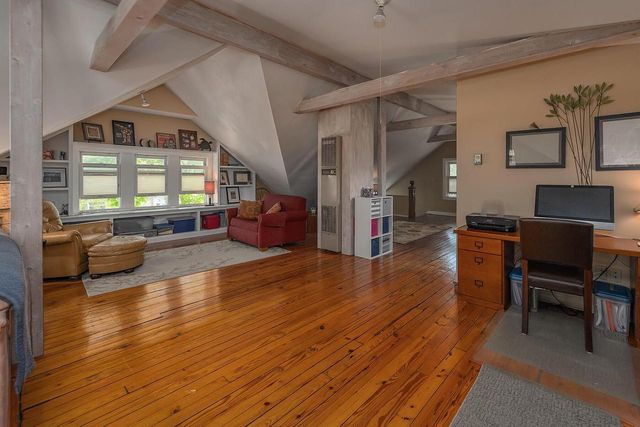 5074 N Hollywood AVENUE, Whitefish Bay, WI 53217