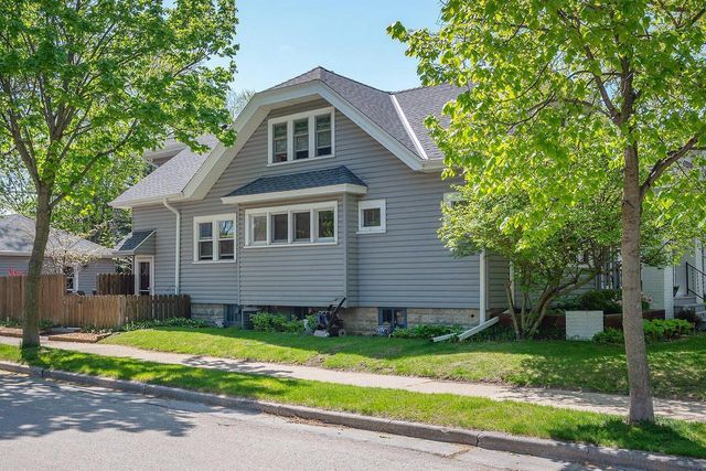 5074 N Hollywood AVENUE, Whitefish Bay, WI 53217