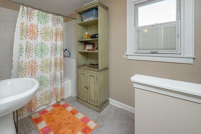 5074 N Hollywood AVENUE, Whitefish Bay, WI 53217