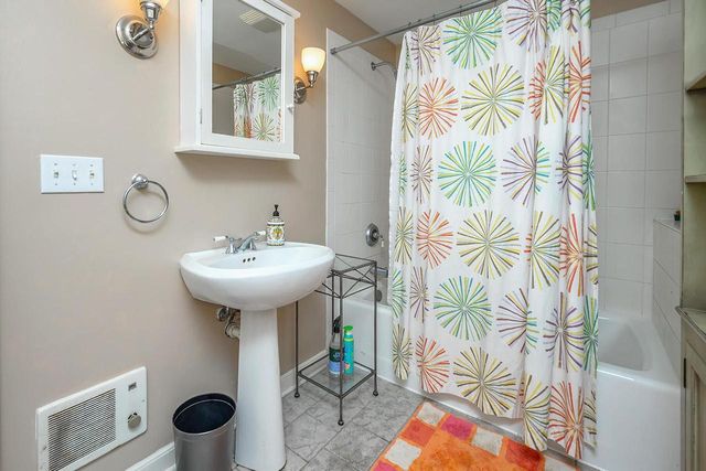 5074 N Hollywood AVENUE, Whitefish Bay, WI 53217