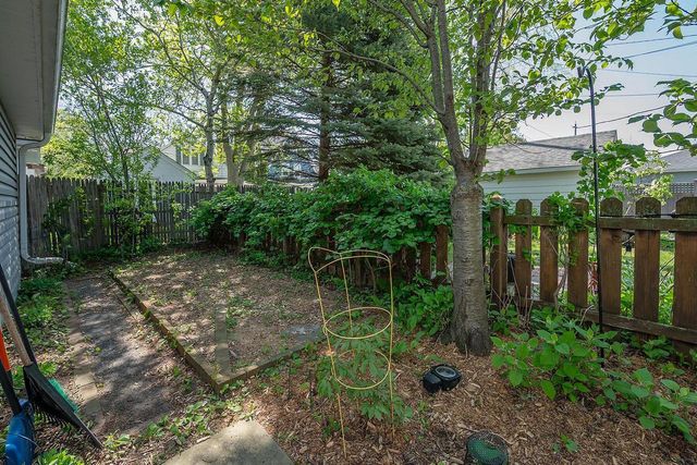 5074 N Hollywood AVENUE, Whitefish Bay, WI 53217