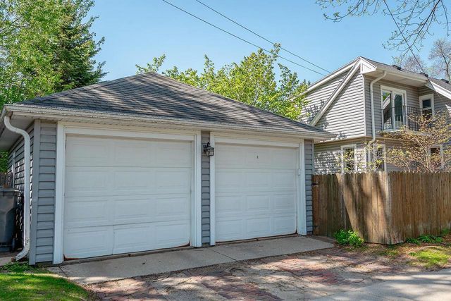 5074 N Hollywood AVENUE, Whitefish Bay, WI 53217
