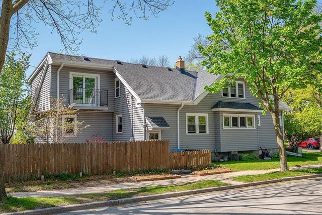 5074 N Hollywood AVENUE, Whitefish Bay, WI 53217
