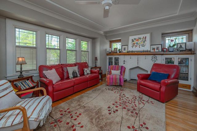 5074 N Hollywood AVENUE, Whitefish Bay, WI 53217