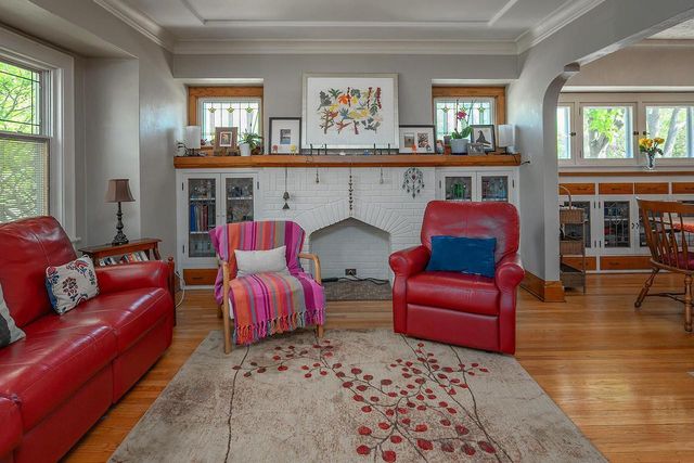 5074 N Hollywood AVENUE, Whitefish Bay, WI 53217