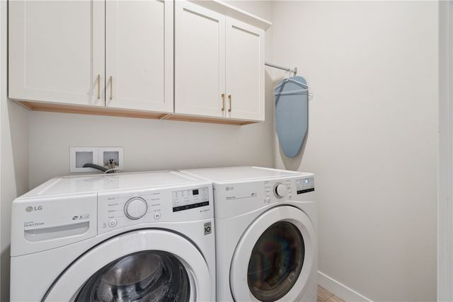 206 Ridgeway Dr, Tiffin, IA 52340