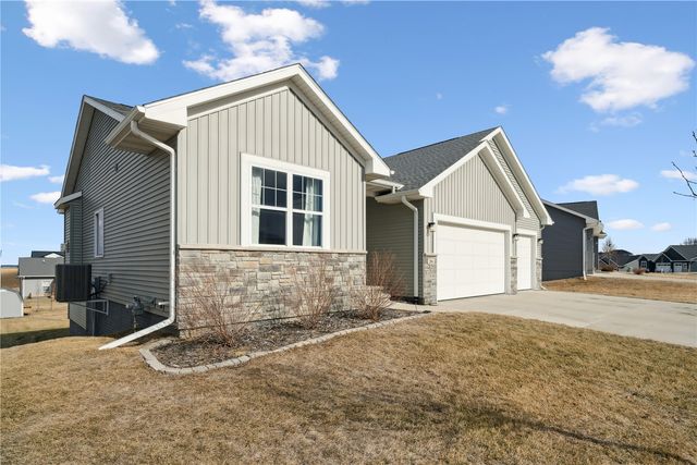 206 Ridgeway Dr, Tiffin, IA 52340