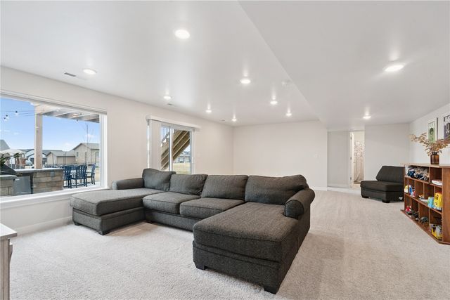 206 Ridgeway Dr, Tiffin, IA 52340