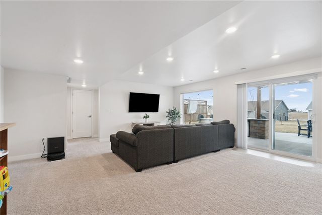 206 Ridgeway Dr, Tiffin, IA 52340