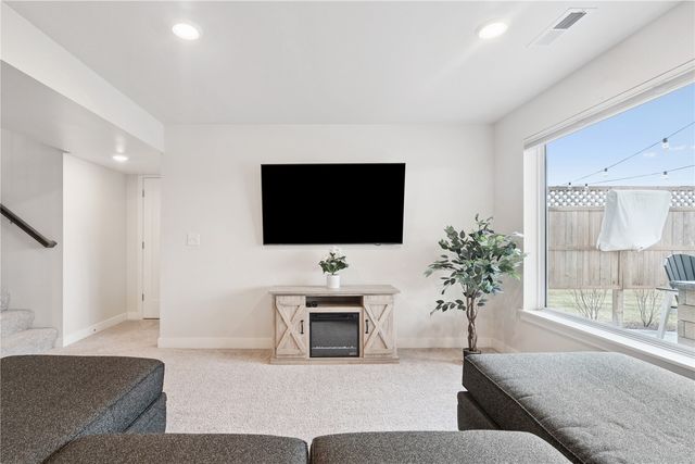 206 Ridgeway Dr, Tiffin, IA 52340