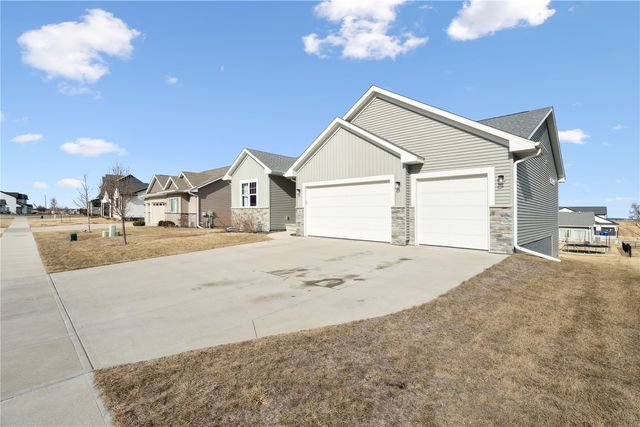 206 Ridgeway Dr, Tiffin, IA 52340