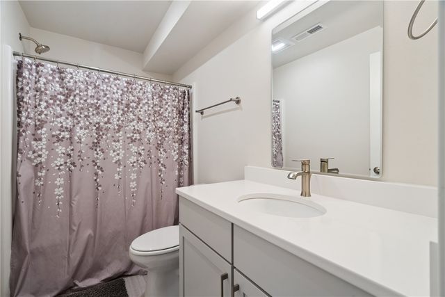 206 Ridgeway Dr, Tiffin, IA 52340