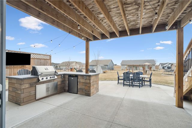 206 Ridgeway Dr, Tiffin, IA 52340