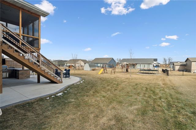 206 Ridgeway Dr, Tiffin, IA 52340