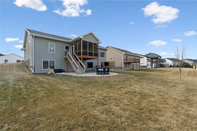 206 Ridgeway Dr, Tiffin, IA 52340