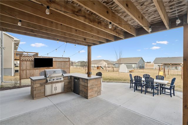 206 Ridgeway Dr, Tiffin, IA 52340