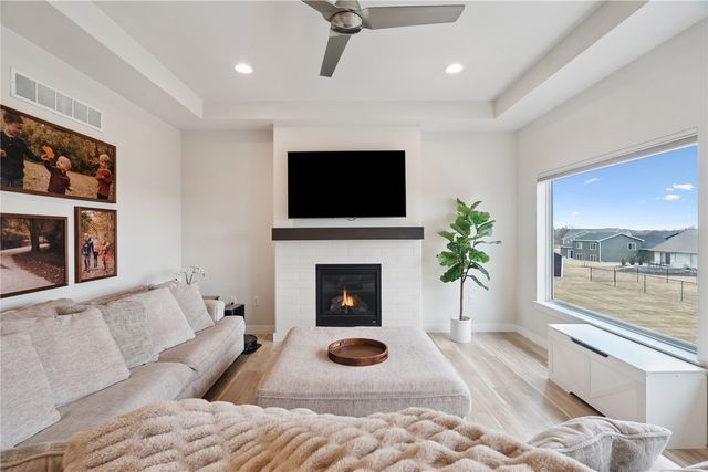 206 Ridgeway Dr, Tiffin, IA 52340