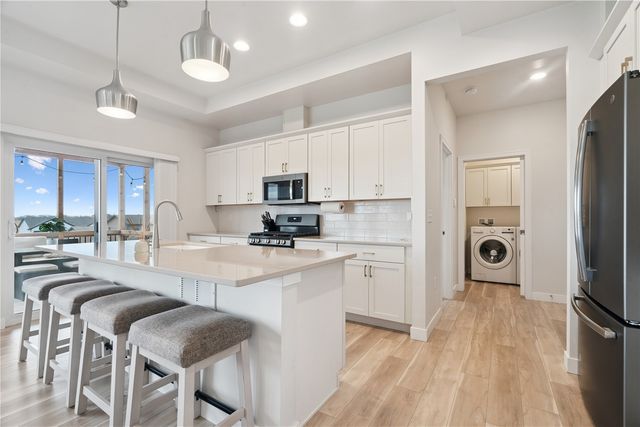 206 Ridgeway Dr, Tiffin, IA 52340