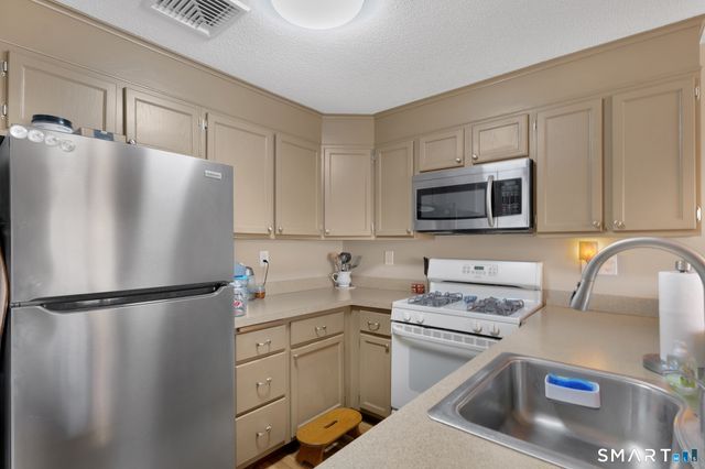 62 Schoolhouse Crossing 62, Wethersfield, CT 06109