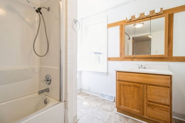 2345 E 37th Court, Des Moines, IA 50317