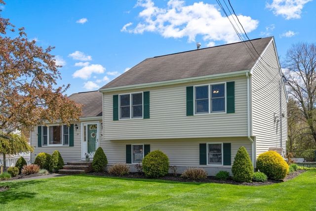 35 Sir Joseph Ct, Taunton, MA 02780