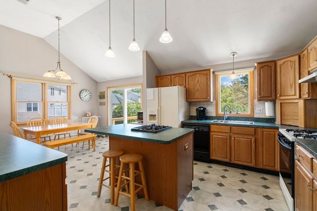 35 Sir Joseph Ct, Taunton, MA 02780
