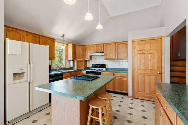 35 Sir Joseph Ct, Taunton, MA 02780