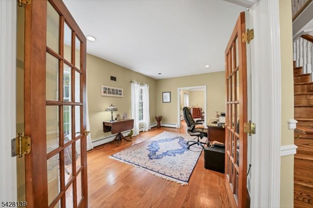 8 Chestnut St, Washington Twp., NJ 07853
