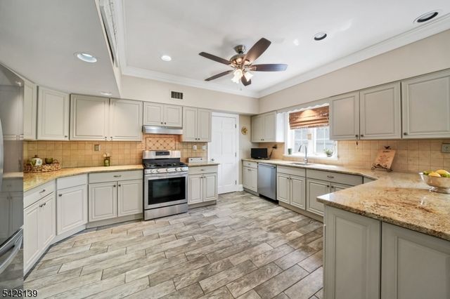 8 Chestnut St, Washington Twp., NJ 07853