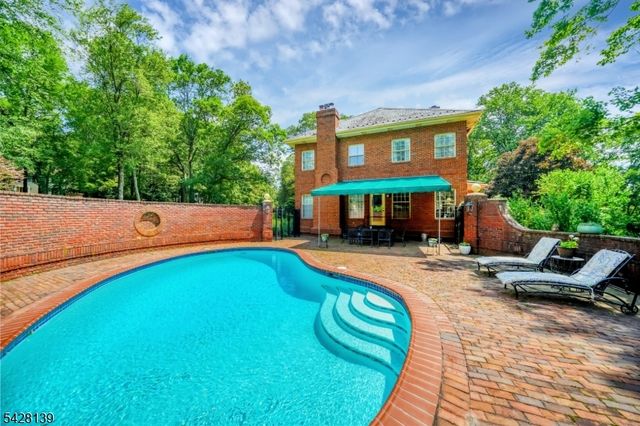 8 Chestnut St, Washington Twp., NJ 07853