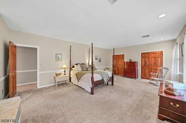 8 Chestnut St, Washington Twp., NJ 07853